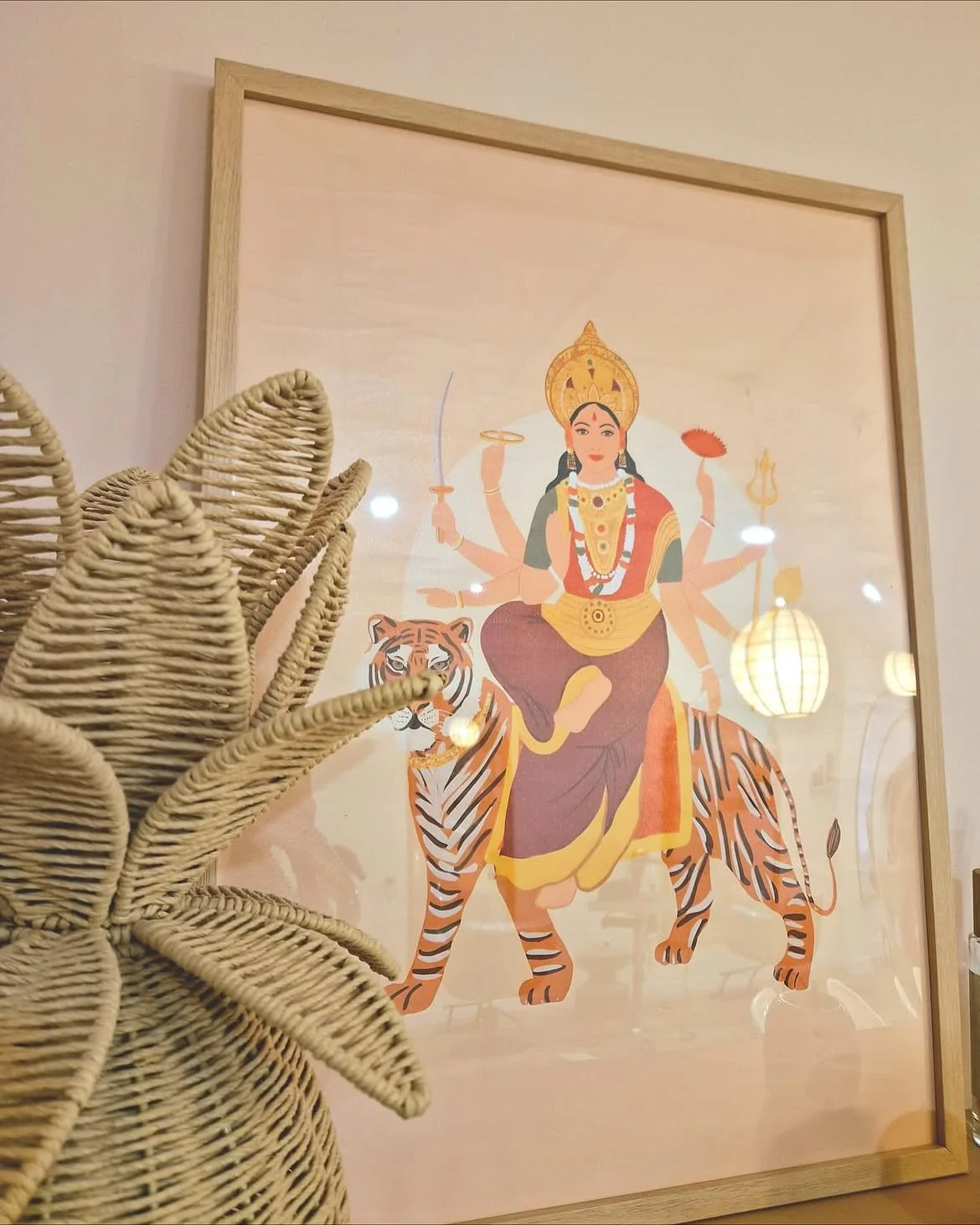 Rincón del salón Durga con el cuadro de la diosa Durga