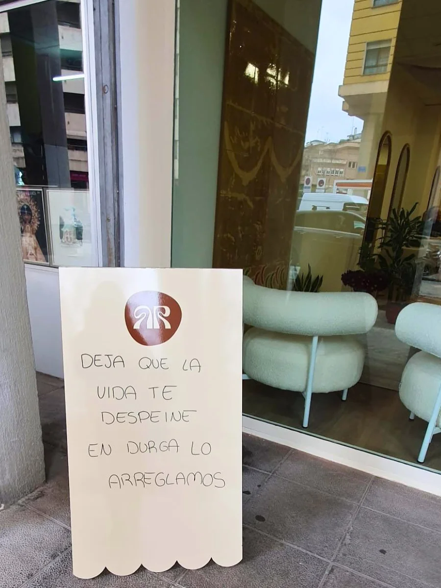 Escaparate del salón Durga en la calle Pablo Medina
